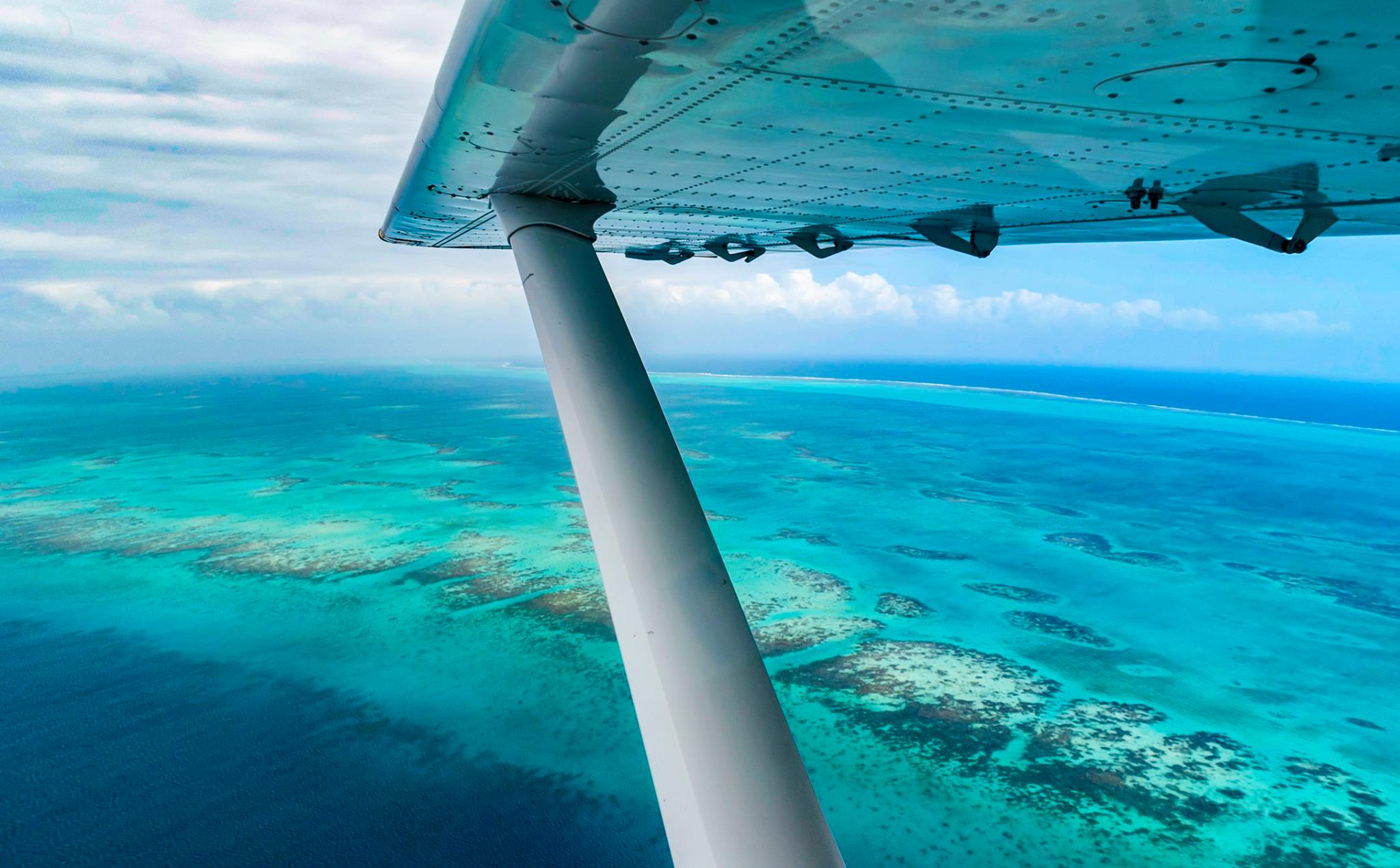 flying-in-belize-on-maya-island-air